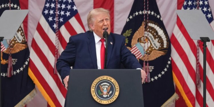 Trump kërcënon Omanin për Hormuzin: Ose sillet si të tjerët, ose e godasim; Teherani reagon: Deklarata të rrezikshme