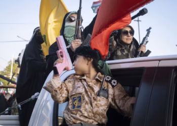 Trump kërcënon rifillimin e luftës; qeveria iraniane nxjerr gra e fëmijë në protesta në shesh, nuk mungojnë armët