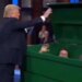 Trump sulmon sërish Colbert pas mbylljes së The Late Show, shpërndan video IA duke e hedhur në kosh-plehrash