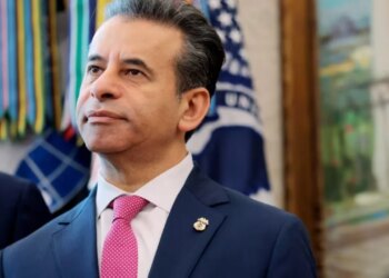 U përplas me Trump për cigaret elektronike, presidenti amerikan shkarkon komisionerin e Administratës së Ushqimit dhe Barnave