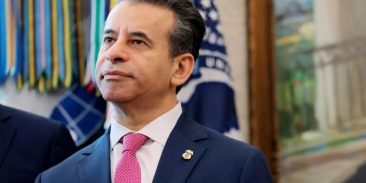 U përplas me Trump për cigaret elektronike, presidenti amerikan shkarkon komisionerin e Administratës së Ushqimit dhe Barnave