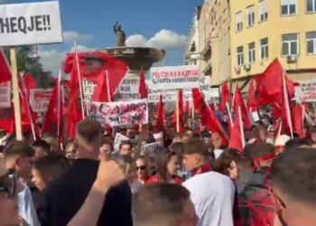 UÇK, UÇK, UÇK — Ngjyrat kuqezi mbizotërojnë, studentët shqiptarë mbajnë protestën e tyre në Maqedoninë e Veriut
