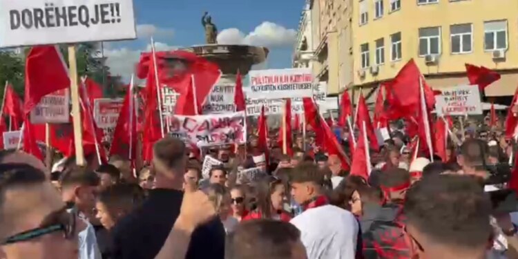 UÇK, UÇK, UÇK — Ngjyrat kuqezi mbizotërojnë, studentët shqiptarë mbajnë protestën e tyre në Maqedoninë e Veriut