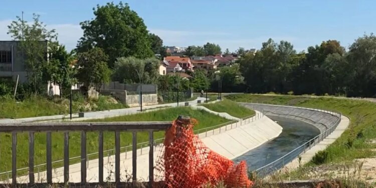 Ura e harruar në Fier lidh dy skaje të qytetit, por është tërësisht e amortizuar dhe rrezikon qytetarët