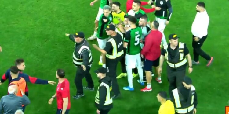 VIDEO/ Aleksi provokon, Gurishta gjuan me grusht — çfarë ndodhi në përballjen Vllaznia–Egnatia