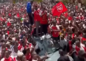 VIDEO/ Arsenal, kampion i Anglisë pas 22 vitesh — çfarë feste edhe në rrugët e Kenias