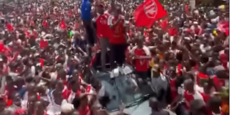 VIDEO/ Arsenal, kampion i Anglisë pas 22 vitesh — çfarë feste edhe në rrugët e Kenias