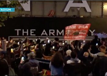VIDEO/ Pas 'dhuratës' së Manchester City, qindra tifozë të Arsenalit festuan titullin e Premier Leagues rreth Emirates Stadium