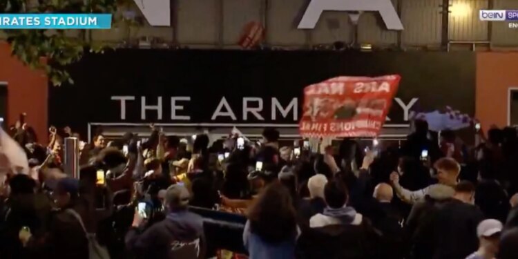 VIDEO/ Pas 'dhuratës' së Manchester City, qindra tifozë të Arsenalit festuan titullin e Premier Leagues rreth Emirates Stadium