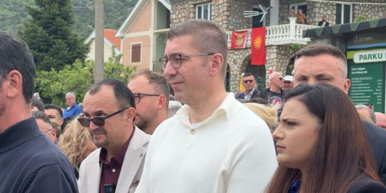 VLEN kongresi, himni shqiptar harruar; Pustec, maqedonasit — Mickovski: Një popull që respekton heronjtë e vet nuk zhduket