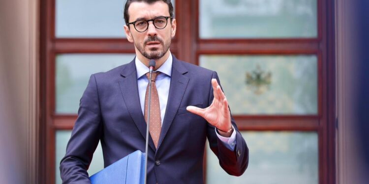 Vendimet e mbledhjes së sotme të qeverisë: ministri Karakaçi njofton subvencionimin e shoqërive të transportit publik