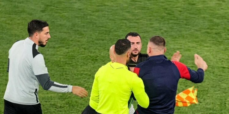 Video/ Arena Kombetare nuk është e boksit por e futbollit: Gurishta grushton Aleksin, Vllaznia humb titullin dhe toruan