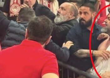 Video/ Degjeneron finalja e madhe: nipi i Mitsotakis pështyn dhe gris këmishën bosit të Olympiacos, plas sherri masiv!
