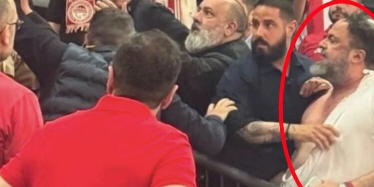 Video/ Degjeneron finalja e madhe: nipi i Mitsotakis pështyn dhe gris këmishën bosit të Olympiacos, plas sherri masiv!