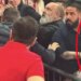 Video/ Degjeneron finalja e madhe: nipi i Mitsotakis pështyn dhe gris këmishën bosit të Olympiacos, plas sherri masiv!