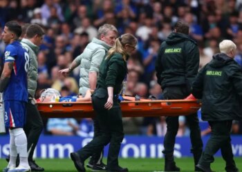 Video/ Dëmtim horror, talenti i Chelsea-t largohet nga fusha me maskë oksigjeni pas përplasjes së frikshme në zonë