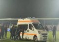 Video/ E pazakontë, futbollistët bëhen bashkë për të shtyrë ambulancën jashtë fushës