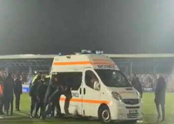 Video/ E pazakontë, futbollistët bëhen bashkë për të shtyrë ambulancën jashtë fushës