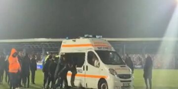 Video/ E pazakontë, futbollistët bëhen bashkë për të shtyrë ambulancën jashtë fushës