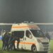 Video/ E pazakontë, futbollistët bëhen bashkë për të shtyrë ambulancën jashtë fushës