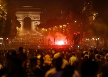 Video/ Kaos në Paris pas triumfit të PSG-së: policë të plagosur, makina në flakë dhe qindra arrestime