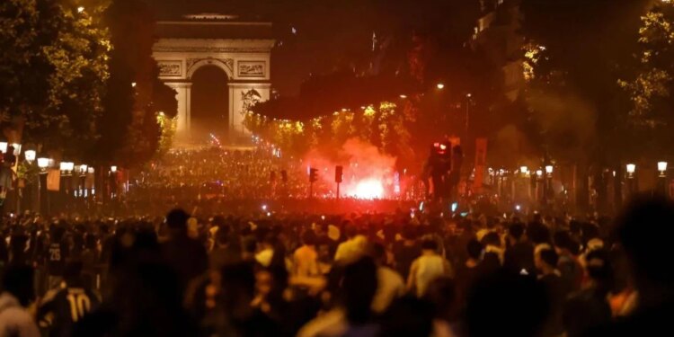 Video/ Kaos në Paris pas triumfit të PSG-së: policë të plagosur, makina në flakë dhe qindra arrestime