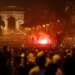 Video/ Kaos në Paris pas triumfit të PSG-së: policë të plagosur, makina në flakë dhe qindra arrestime