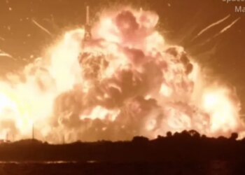 Video: Pamje dramatike e momentit kur raketa e kompanisë së Jeff Bezos shpërthen para lëshimit në ajër