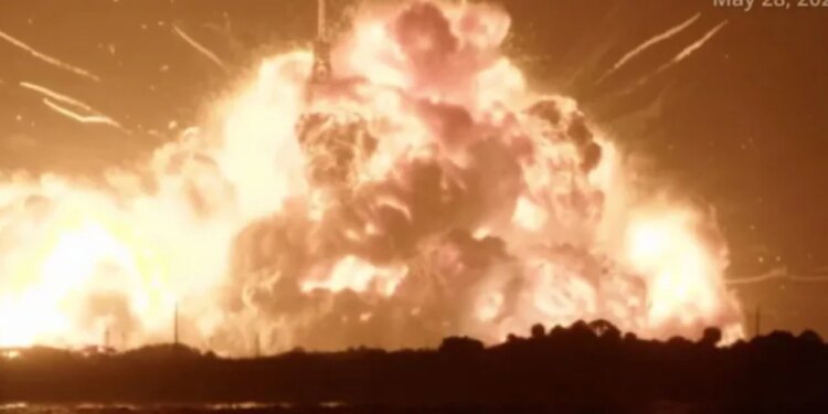 Video: Pamje dramatike e momentit kur raketa e kompanisë së Jeff Bezos shpërthen para lëshimit në ajër