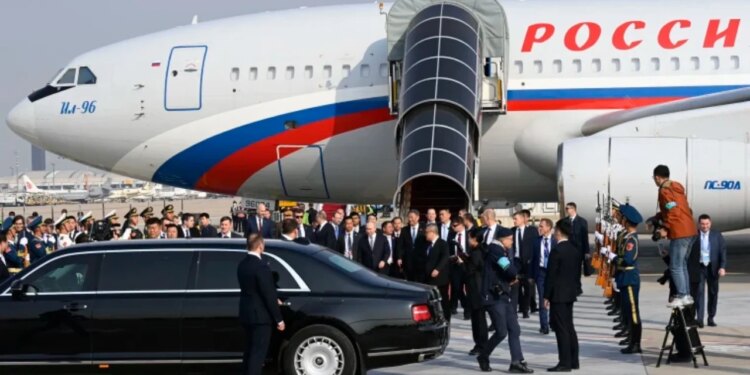 Video/ Putin mbërrin në Pekin për takim me homologun Xi Jinping, pritet me ceremoni madhështore nga autoritetet kineze