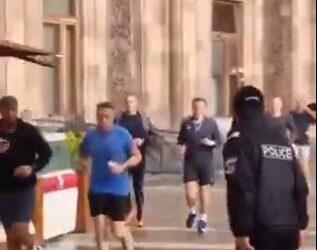 Video: Samiti në Armeni — Emmanuel Macron vrapon në rrugët e Jerevanit
