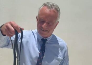 Videoja që bëhet virale tregon Robert F. Kennedy Jr. duke u kafshuar nga një gjarpër në Florida