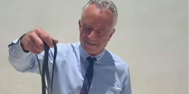 Videoja që bëhet virale tregon Robert F. Kennedy Jr. duke u kafshuar nga një gjarpër në Florida