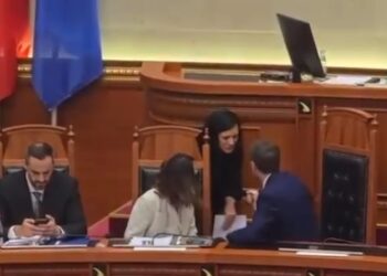 Videolajm/ Ferit Hoxha i “zë vendin” Ramës; punonjësja e protokollit i kërkon të largohet nga karrigia e kryeministrit