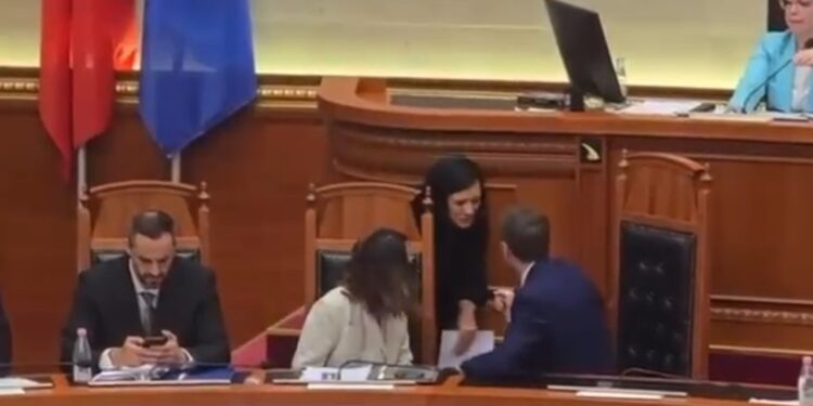 Videolajm/ Ferit Hoxha i “zë vendin” Ramës; punonjësja e protokollit i kërkon të largohet nga karrigia e kryeministrit