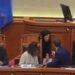 Videolajm/ Ferit Hoxha i “zë vendin” Ramës; punonjësja e protokollit i kërkon të largohet nga karrigia e kryeministrit