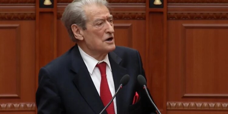 Vini këtu pasi keni hequr subvencionin për naftën e fermerëve / Berisha në Kuvend: Akte cinike, politikë shpopullimi
