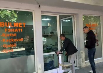 Vjedhje në një bulmetore në Pogradec: autorët marrin paratë dhe regjistrimet e kamerave të biznesit