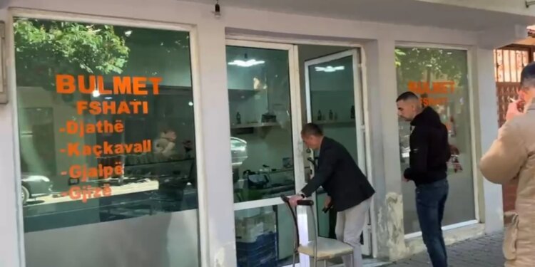 Vjedhje në një bulmetore në Pogradec: autorët marrin paratë dhe regjistrimet e kamerave të biznesit