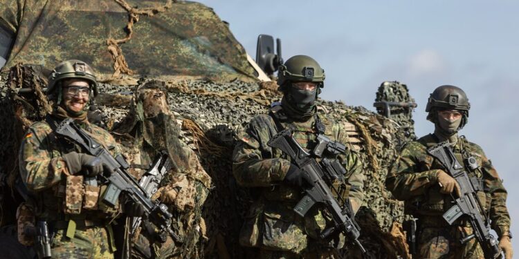 WSJ: Shqyrtohet krijimi i strukture veçantë komande; NATO mund të dislokojë 60 mijë trupa në kufi me Rusinë