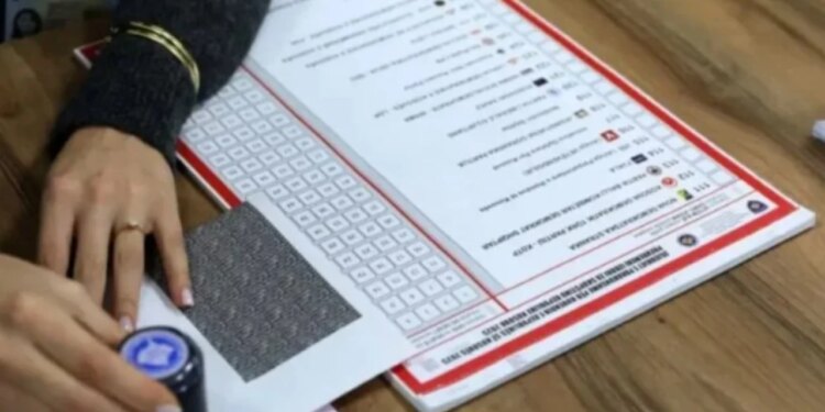 Zgjedhjet në Kosovë: Nis votimi me postë për diasporën, mbi 105 mijë qytetarë votojnë nga jashtë vendit