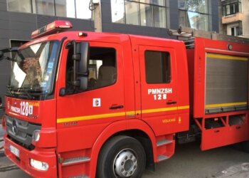 Zjarr në katin e gjashtë të një pallati në Komunën e Parisit