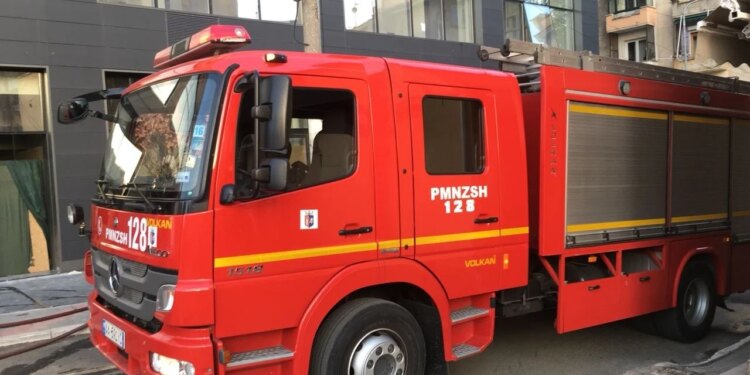 Zjarr në katin e gjashtë të një pallati në Komunën e Parisit