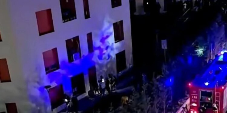Zjarr në një kompleks banimi në zonën e Ali Demit, panik te banorët