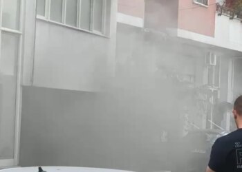 Zjarr në parkingun e një pallati në Shkodër, zjarrfikëset në vendngjarje