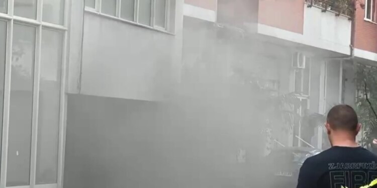 Zjarr në parkingun e një pallati në Shkodër, zjarrfikëset në vendngjarje