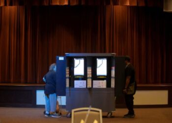 Zyrtarët e Trump tentuan të ndalonin makineritë e votimit elektronik në mbi 25 shtete amerikane: Rrezik sigurie