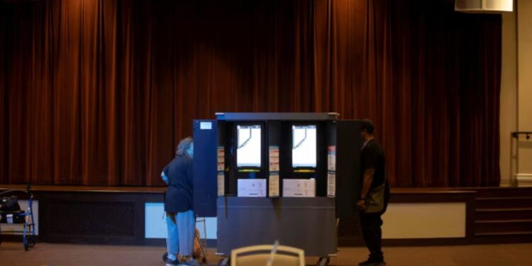 Zyrtarët e Trump tentuan të ndalonin makineritë e votimit elektronik në mbi 25 shtete amerikane: Rrezik sigurie