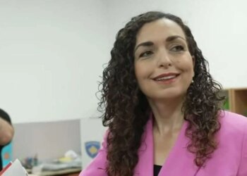Ish-presidentja Vjosa Osmani i drejtohet kutive të votimit, thirrje qytetarëve të Kosovës të shfrytëzojnë të drejtën demokratike