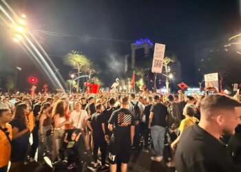 Live/ Dita e 18-të e tubimit jopartiak, qytetarët sjellin dhitë në protestë; nis marshimi në rrugët e kryeqytetit
